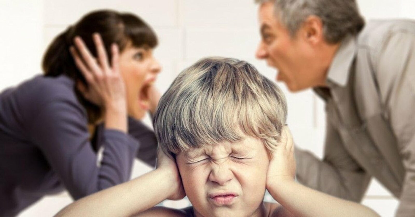Папа ссорится. Ссора родителей. Конфликт родителей и детей. Родители ругаются при ребенке. Семейные конфликты.